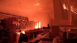 Policie zadržela tři podezřelé ze zapálení haly zbrojovky v Pardubicích. Jsou mezi nimi Češi a Američan Policie zadržela tři podezřelé ze zapálení haly zbrojovky v Pardubicích. Jsou mezi nimi Češi a Američan