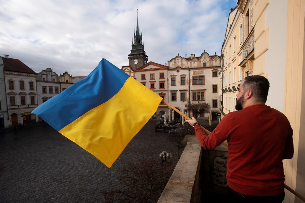 Pardubická radnice vyvěsila ukrajinskou vlajku na podporu Ukrajiny v konfliktu s Ruskem (22. 2. 2022)