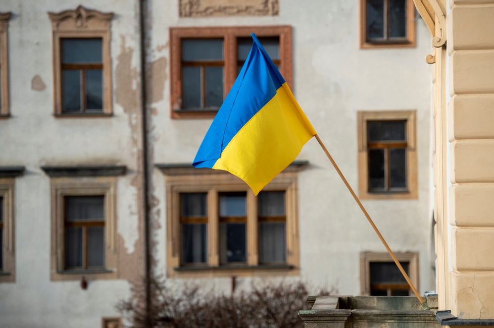 Pardubická radnice vyvěsila ukrajinskou vlajku na podporu Ukrajiny v konfliktu s Ruskem (22. 2. 2022)