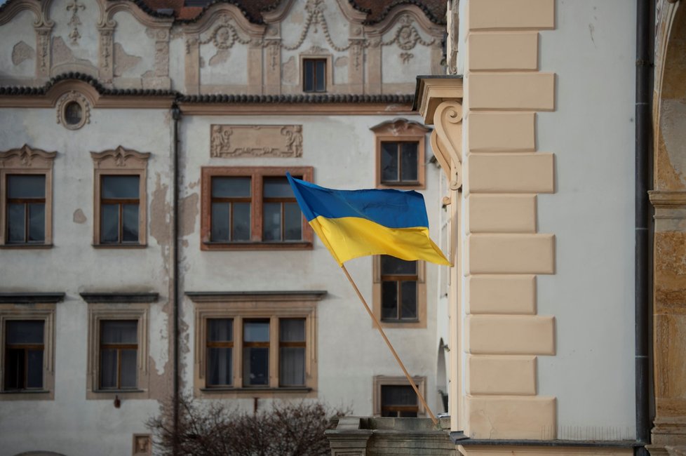 Pardubická radnice vyvěsila ukrajinskou vlajku na podporu Ukrajiny v konfliktu s Ruskem (22. 2. 2022)