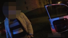 Dvě láhve vína a hurá za volant: Opilá řidička kličkovala před policií, trefila obrubník i cizí auta 