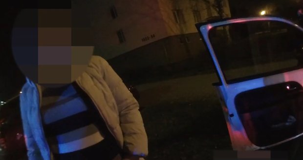 Dvě láhve vína a hurá za volant: Opilá řidička kličkovala před policií, trefila obrubník i cizí auta 