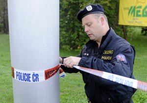 Dva muži zaměstnali falešnými bombovými poplachy mnoho policistů.