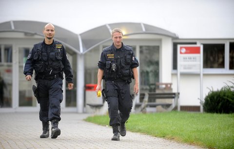 Všechny ve škole postřílím, napsal spolužačce: Kvůli žertu skončil na policii