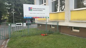Prostor před budovou školy v Pardubicích, kde došlo k útoku nožem