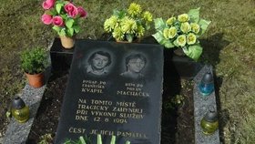 Pamětní deska hasičů zemřelých při cestě k hořícímu rodinnému domu
