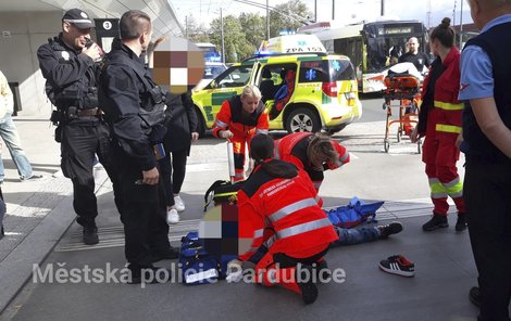 Školák vběhl v Pardubicích pod trolejbus: Video ukažte dětem doma, nabádá maminka chlapce