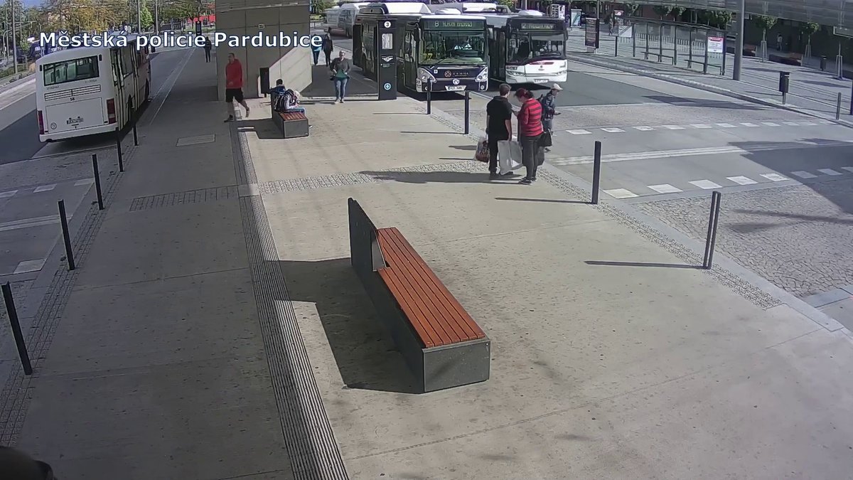 Školák vběhl v Pardubicích pod trolejbus: Video ukažte dětem doma, nabádá maminka chlapce