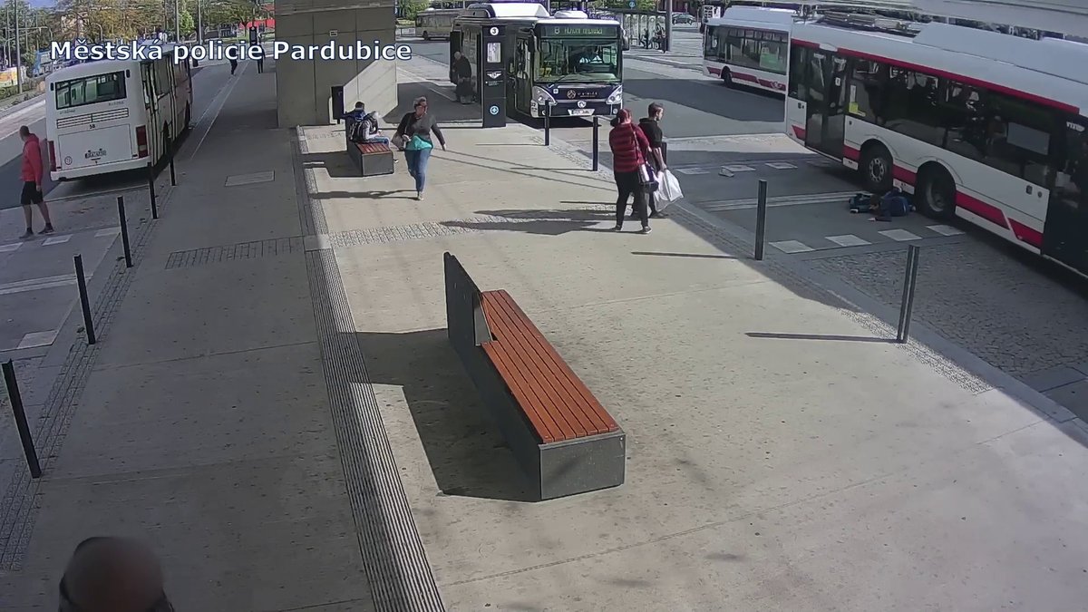 Školák vběhl v Pardubicích pod trolejbus: Video ukažte dětem doma, nabádá maminka chlapce