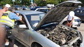 Žena zůstala hodinu uvězněná v autě: Klíče měla přitom celou dobu u sebe