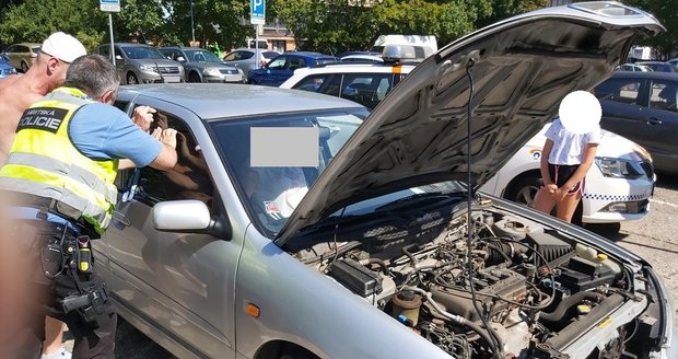 Žena zůstala hodinu uvězněná v autě: Klíče měla přitom celou dobu u sebe