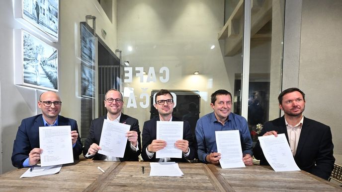 V Pardubicích se dohodlo na koaličním vedení města pět politických uskupení. Utvoří ji ODS, STAN, Naše Pardubice, Progresivní Pardubice a lidovci, vpodvečer podepsali smlouvu. V Pardubicích se dohodlo na koaličním vedení města pět politických uskupení. Utvoří ji ODS, STAN, Naše Pardubice, Progresivní Pardubice a lidovci, vpodvečer podepsali smlouvu.