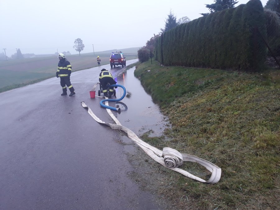 Hasiči Pardubického kraje zasahovali u událostí způsobených povodněmi. (14.10.2020)