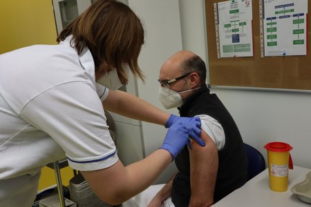 V Pardubicích začalo očkování proti covidu (31.12.2020)