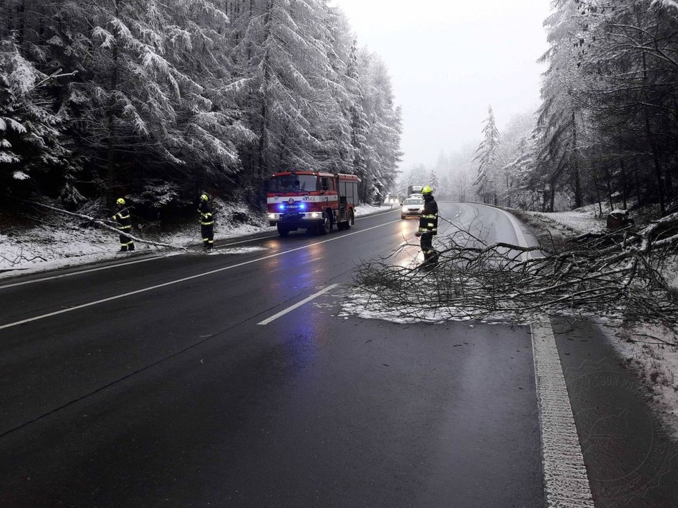 Komplikace kvůli sněhu v Pardubickém kraji (6. 1. 2021)