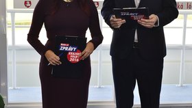 Moderátoři debaty Daniela Soukalová a Jaroslav Šimáček