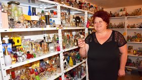 Hana Štollová (54) u své sbírky parfémového skla.