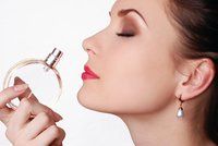 Jak si vybrat parfém? Záleží na tom, kolik chcete investovat a jak dlouho vonět