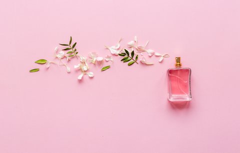 Zahalte se do vůní jara: Které parfémy vás po zimě nabijí energií?