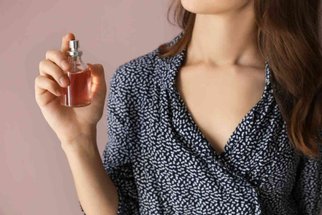 Tajemství dlouhotrvající vůně – jak zajistit výdrž a intenzitu parfému po celý den?