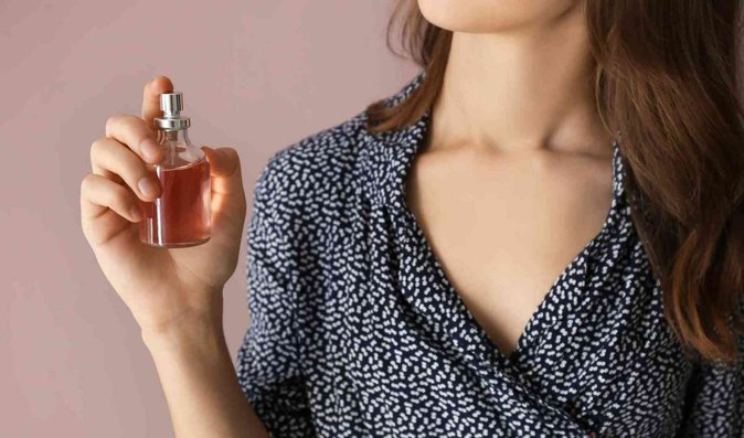 Tajemství dlouhotrvající vůně – jak zajistit výdrž a intenzitu parfému po celý den?