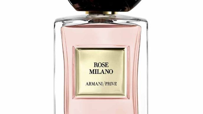 Růžovo-citrusová Armani Privé – Rose Milano, prodává Douglas, 3280 Kč za 50 ml