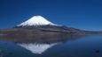 Za nejkrásnější sopku bývá kvůli její sněhové čepici považována Parinacota (6380 m n. m.) na hranicích Bolívie a Chile. Nejhezčí pohled na ni je z chilské strany, přes jezero Chungara. Jde o neaktivní vulkán, lze se tedy bez problémů dostat až k jeho vrcholu a to nejlépe po přístupových cestách z bolivijské strany.