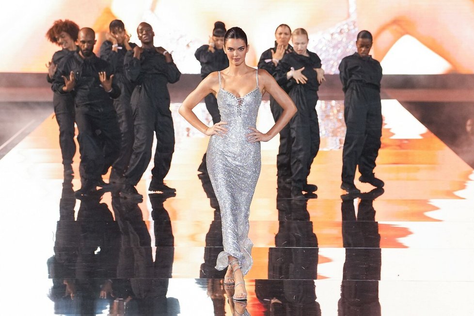 Modelka Kendall Jenner na přehlídce L´OREAL Paris.