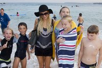 Paris Hilton není primadona, skákala s dětskými fanoušky ve vlnách