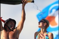 Parris Hilton: Párty v šampaňském na luxusní jachtě!
