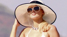 Paris Hilton byla propuštěna a může si užívat fotbalovou podívanou dál