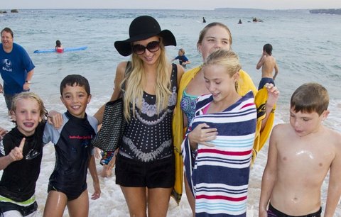 Paris Hilton není primadona, skákala s dětskými fanoušky ve vlnách