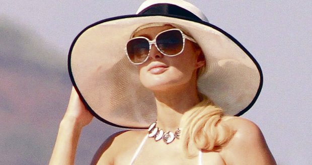 Paris Hilton byla propuštěna a může si užívat fotbalovou podívanou dál
