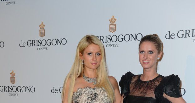 Paris a Nicky Hiltonovy přišly na večírek v odlišném stylu