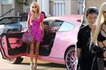 Paris Hilton zapomněla na růžovou. Nyní se obléká spíše jako domina z pornofilmů.