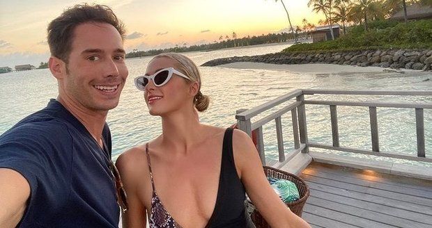 Paris Hilton s manželem na líbánkách na Maledivách