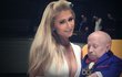 Verne Troyer mohl na výstřihu Paris Hilton oči nechat.