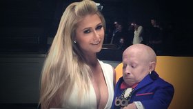 Verne Troyer mohl na výstřihu Paris Hilton oči nechat