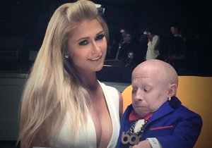 Verne Troyer mohl na výstřihu Paris Hilton oči nechat