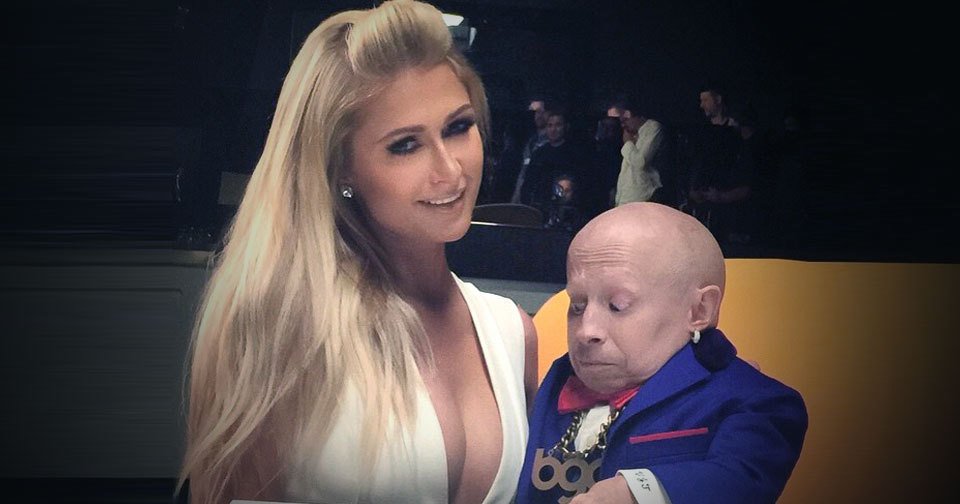 Verne Troyer mohl na výstřihu Paris Hilton oči nechat.