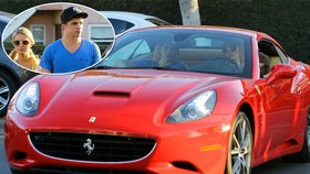 Paris Hilton si svého zajíčka vozí v nablýskaném Ferrari po Los Angeles