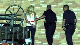 Rozmazlená Paris Hilton byla před několika lety chycena policií při řízení pod vlivem omamných látek