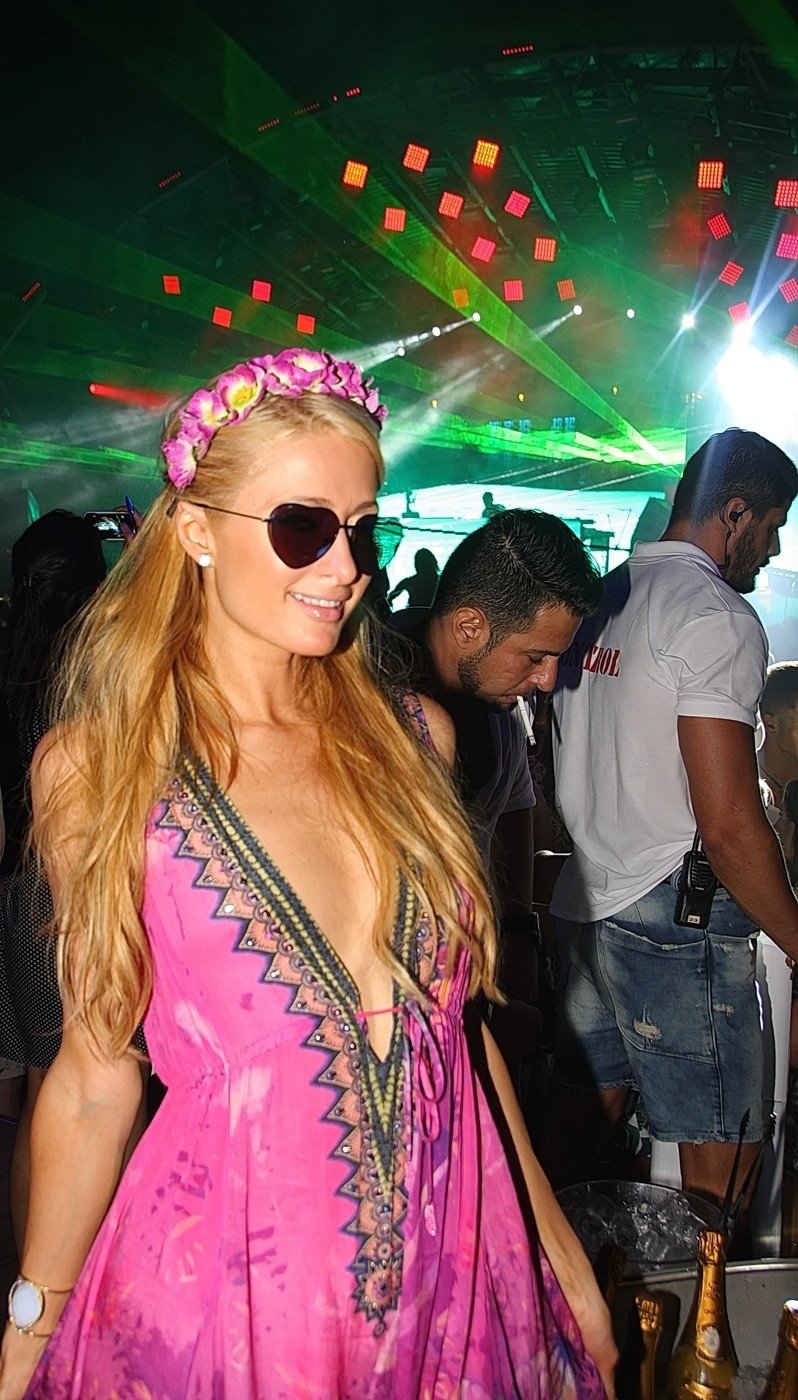 Párty na Ibize je v plném proudu a královna večírků Paris Hilton tam nesmí chybět.