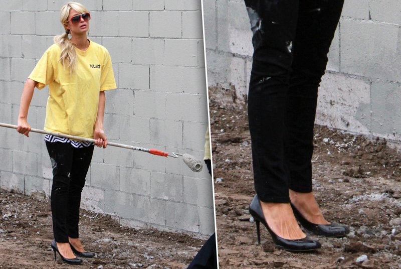 Nenapravitelná milionářka Paris Hilton si odpykávala veřejně prospěšné práce. Jelikož při tom byli přítomny i televizní kamery a fotografové, musela se Paris řádně vyfiknout. Takže na staveniště jedině v luxusních jehlách!