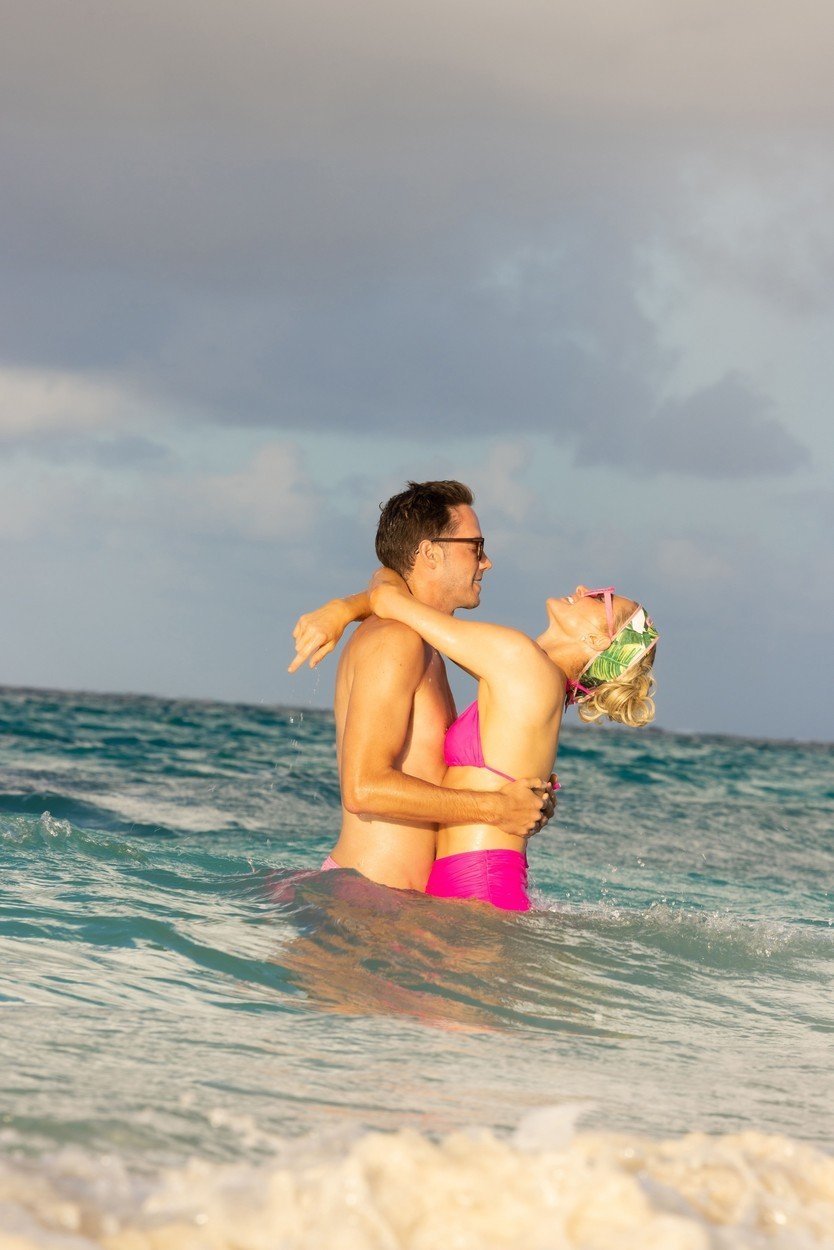 Paris Hilton na líbánkách v Karibiku