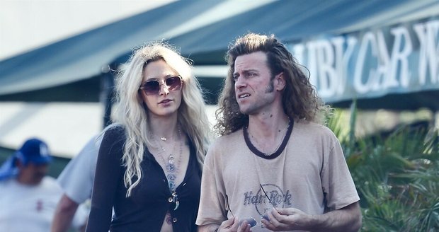 La ruptura la golpeó duramente. La ruptura la golpeó duramente.