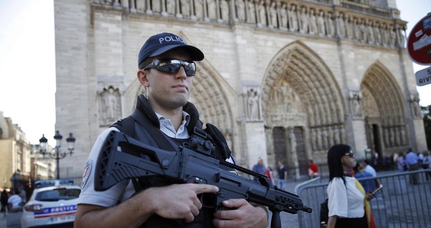 Zmařený útok v Paříži řídil ISIS. Zadržená žena byla snoubenkou dvou teroristů