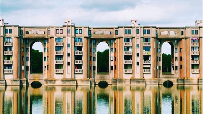 Dům zvaný Le Viaduc, evidentně inspirovaný populárními zámky na Loiře, stojí uprostřed umělého jezera o rozloze více než 13 hektarů