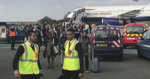 Z letadla British Airways v Paříži preventivně evakuovali cestující.