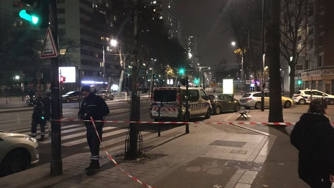 V Paříži přepadli cestovní kancelář. Policie uzavřela okolí